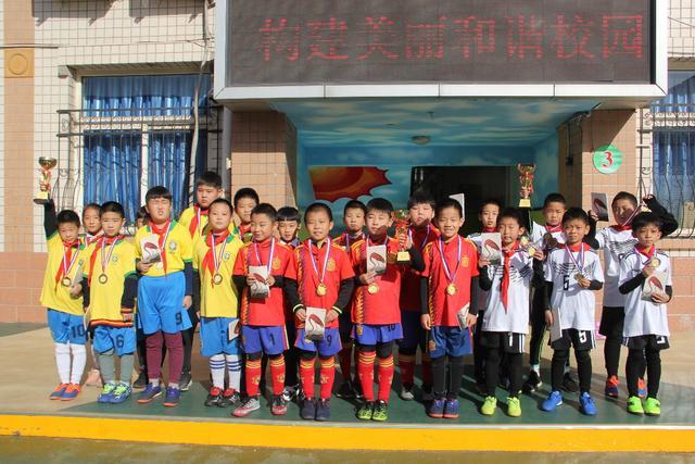 北京师大女篮四强首回合击败清华大学 张笑15+14 张涛17+16+7+5断