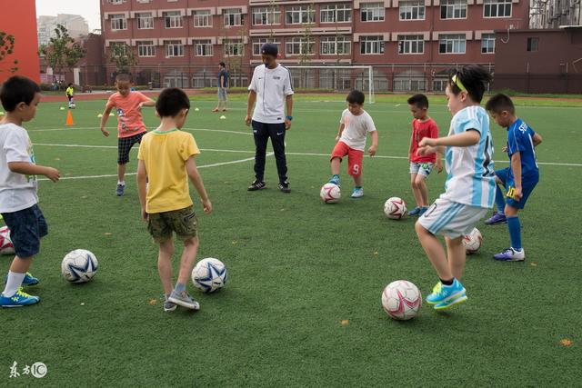 惨败乌拉圭，中国男篮暴露短板，需要重新审视实力